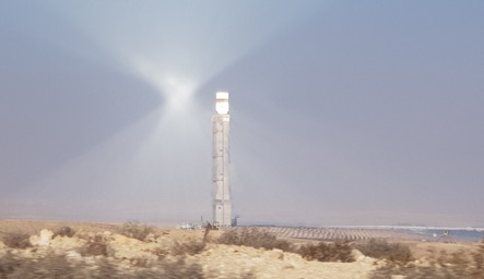 Термосолнечная электростанция башенного типа в пустыне Негев в Израиле