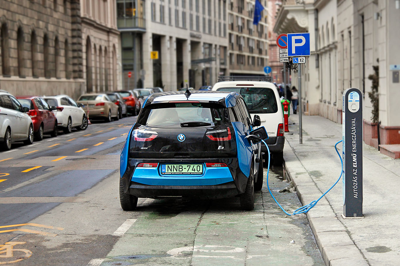 Зарядка для электромобиля, Венгрия // commons.wikimedia.org