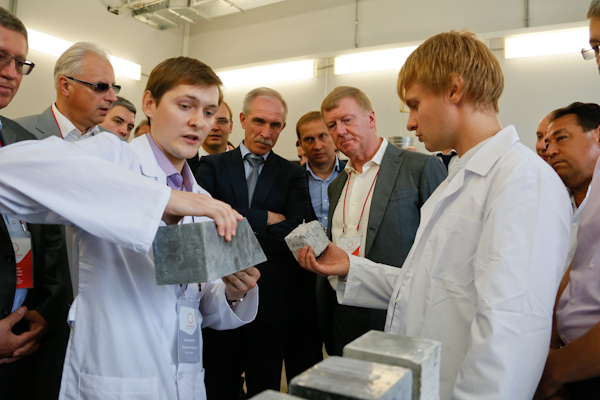 Сотрудники технологической компании Стройлаб демонстрируют гостям наноцентра малоцементные песчаные бетоны нового поколения